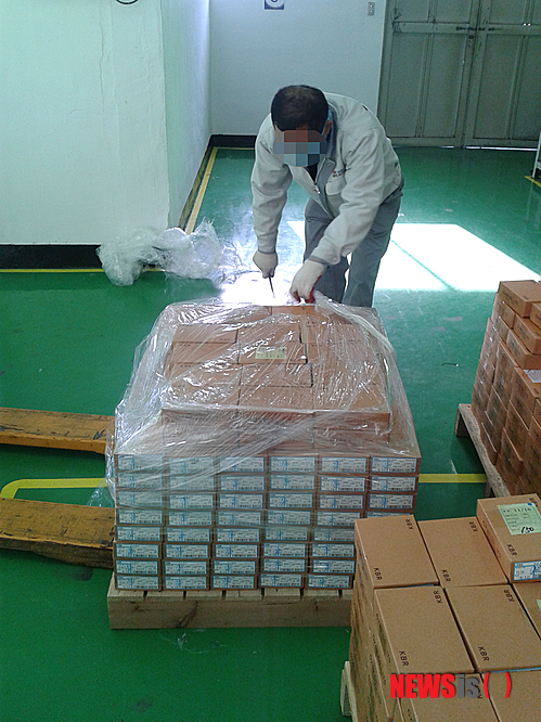 【창원=뉴시스】강승우 기자 = 미승인 베어링 강구(쇠구슬)가 시중에 대량 납품·유통됐다는 사실이 밝혀져 논란이 되고 있는 가운데 또 다른 완성차 부품 제조업체에서 잇따라 문제의 강구가 납품된 것으로 드러나 파장이 확산되고 있다.&nbsp; 사진은 경남 밀양 삼경오토텍에서 미승인 강구를 제조, 이는 관련 승인을 득한 창원 케이비알 업체에 반제품으로 납품돼 제지번호 '20120319' 제품을 부여받은 후 완제품 형태로 지난달 19일 오후 셰플러코리아 창원공장에 입고된 제품.&nbsp; 작업자 주변에 있는 제품들이 모두 미승인 업체에서 제조해 승인을 득한 업체로 박스갈이 된 강구 제품들이다. (사진= 창원 케이비알 노조 제공)&nbsp; ksw@newsis.com 