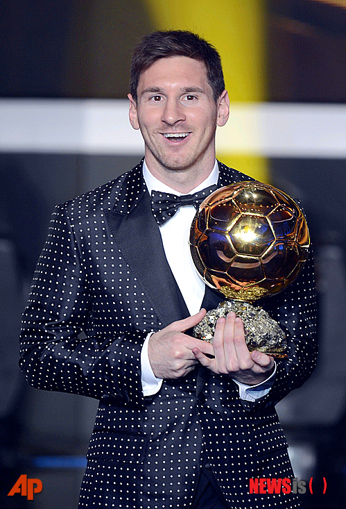 【취리히=AP/뉴시스】리오넬 메시(26·FC바르셀로나)가 8일 오전(한국시간) 스위스 취리히에서 열린 '2012 국제축구연맹(FIFA) 발롱도르 시상식'에서 FIFA 발롱도르를 수상한 뒤 골든볼 트로피와 함께 사진 촬영을 하고 있다.&nbsp; 