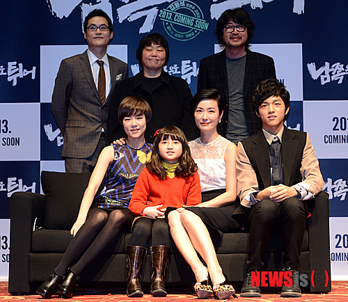 【서울=뉴시스】고범준 기자 = 8일 오전 서울 광진구 자양동 롯데시네마 건대점에서 열린 영화 '남쪽으로 튀어(감독 임순례)'제작보고회에서 감독 및 출연 배우들이 포토타임을 갖고 있다. (위쪽 시계방향으로)김성균, 임순례 감독, 김윤석, 백승환, 오연수, 박사랑, 한예리.&nbsp; bjko@newsis.com