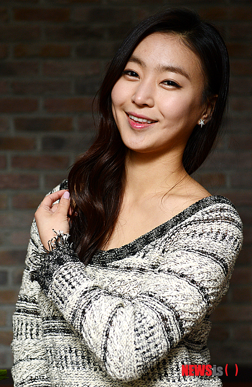 【서울=뉴시스】조성봉 기자 = 영화 '타워'의 민정 역을 맡은 배우 이주하가 8일 오후 서울 강남구 신사동 한 카페에서 뉴시스와의 인터뷰 전 포즈를 취하고 있다. suncho21@newsis.com 