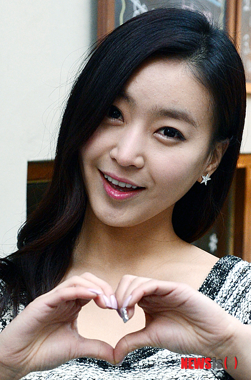 【서울=뉴시스】조성봉 기자 = 영화 '타워'의 민정 역을 맡은 배우 이주하가 8일 오후 서울 강남구 신사동 한 카페에서 뉴시스와의 인터뷰 전 포즈를 취하고 있다. suncho21@newsis.com 