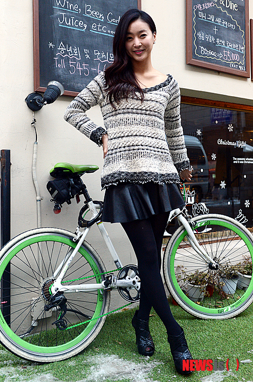 【서울=뉴시스】조성봉 기자 = 영화 '타워'의 민정 역을 맡은 배우 이주하가 8일 오후 서울 강남구 신사동 한 카페에서 뉴시스와의 인터뷰 전 포즈를 취하고 있다. suncho21@newsis.com 