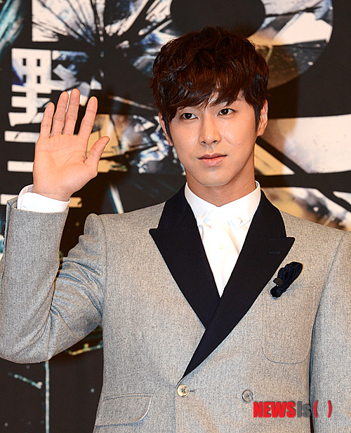 【서울=뉴시스】박종민 기자 = 그룹 동방신기의 유노윤호(본명 정윤호)가 9일 오후 서울 목동SBS에서 열린 SBS 월화드라마 '야왕' 제작발표회에서 포토타임을 갖고 있다. 드라마 '야왕'은 오는 14일 밤 9시 55분에 첫방송된다.&nbsp; jmc@newsis.com