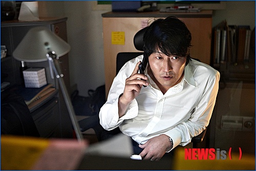 【서울=뉴시스】박영주 기자 = 배우 송강호(46)가 영화 ‘변호인’(감독 양우석)에서 1980년대 인권변호사를 연기한다.&nbsp; ‘변호인’은 밀리터리 웹툰 ‘스틸레인’의 작가 양우석씨가 시나리오를 쓰고 감독으로 데뷔하는 작품이다.&nbsp; 80년대 인권변호사의 삶을 담는 ‘변호인’은 긴장감 넘치는 법정드라마라는 호평을 받으며 영화계의 주목을 받아왔다.&nbsp; 주요배역 캐스팅을 마무리하고 3월 말 크랭크인 예정이다.&nbsp; gogogirl@newsis.com