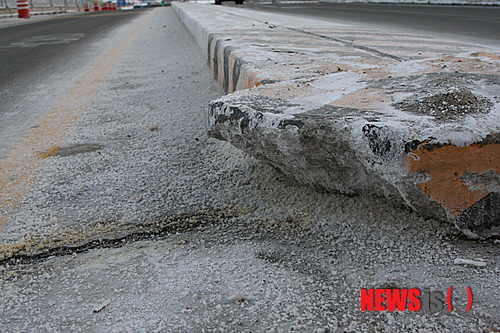 【홍천=뉴시스】한윤식 기자 = 10일 겨울철 제설용으로 사용되고 있는 염화칼슘이 환경오염 주범으로 전락하고 있어 대책마련이 시급하다는 지적이다.강원 홍천군 두촌면 중앙고속도로 진입로 도로에 염화칼슘 알갱이가 흩어져 있다.&nbsp; ysh@newsis.com