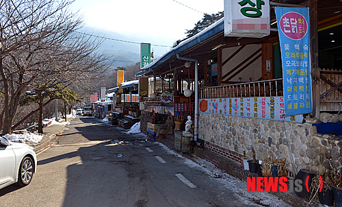【광주=뉴시스】류형근 기자 = 무등산이 국립공원으로 지정됨에 따라 '국립공원 만들기 사업'이 본격 추진되고 있는 가운데 원효사 주변에 있는 상업지역 이전 등이 우선 풀어야할 과제로 떠오르고 있다. 10일 오전 무등산 원효사 입구인 북구 금곡동 주변에 식당 등이 늘어서 있다.&nbsp;&nbsp; hgryu77@newsis.com&nbsp; 