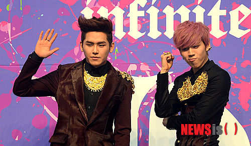 【서울=뉴시스】박종민 기자 = 10일 오후 서울 광장동 유니클로 악스에서 열린 '인피니트H' 쇼케이스에서 멤버 장동우와 호야(왼쪽)가 포즈를 취하고 있다. 인피니트의 멤버 장동우와 호야로 구성된 유닛그룹 인피니트H는 앞서 타이틀곡 'Special Girl'의 뮤직비디오 티저 영상을 공개했으며 앨범은 오는 11일 발매한다. jmc@newsis.com