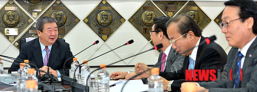 【서울=뉴시스】조종원 기자 = 11일 오전 서울 강남구 도곡동 KBO에서 열린 2013년 1차 이사회를 구본능 한국야구위원회 총재가 개회 후 각 구단대표들과 대화를 나누고 있다. 이날 오전 KBO는 이사회를 소집해 신규회원 가입안에 대해 심의할 예정이다&nbsp;&nbsp; choswat@newsis.com