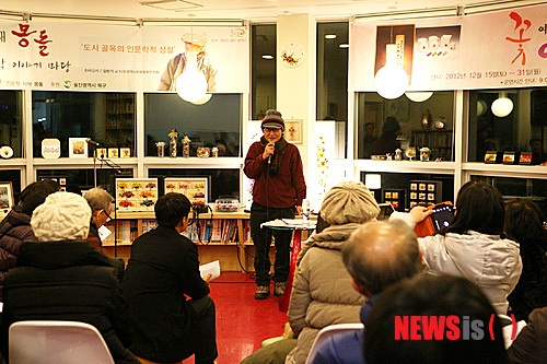 【울산=뉴시스】고은희 기자 = 인문학 서재 몽돌(관장 이기철)이 지난 10일 오후 개최한 신년 기획 인문학 이야기마당에서 한국역사문화정책연구원 김란기 교수가 '도시 골목의 인문학적 성찰'이라는 주제로 사라져 가는 골목에 대해 도시 골목의 중요성, 문화유산으로서의 골목길에 대한 심도 있는 특강을 펼치고 있다.&nbsp; gogo@newsis.com&nbsp; 