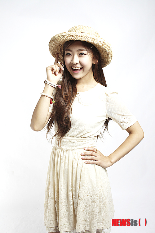 【서울=뉴시스】이재훈 기자 = MBC TV 오디션 프로그램 '위대한 탄생' 출신 권리세(22)가 새 둥지를 틀었다. 가수 김범수(34), 아이비(32) 등을 매니지먼트하는 폴라리스 엔터테인먼트와 전속 계약을 맺었다. 권리세는 2011년 7월 배용준(41)의 키이스트와 계약, 걸그룹 데뷔를 준비해왔다. 그러나 계약 만료와동시에 이 회사의 음악사업 인력이 대거 교체되면서 나오게 됐다. 폴라리스는 "키이스트가 선배가수와 함께 음악적인 교류를 나누며 많은 가르침을 받고 싶다는 권리세의 뜻을 수렴해 폴라리스 엔터테인먼트를 소개했다"고 알렸다. 한편 폴라리스는 김범수, 아이비를 필두로 지난해 6월 SBS TV '일요일이 좋다-K팝스타' 출신 김우성을 영입하는 등 음악사업에 주력하고 있다. realpaper7@newsis.com