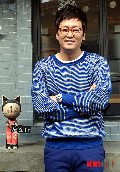 【서울=뉴시스】조성봉 기자= 영화 ‘박수건달’의 태주 역을 맡은 배우 김정태가 11일 오전 서울 중구 신문로 한 카페에서 뉴시스와의 인터뷰 전 포즈를 취하고 있다. suncho21@newsis.com