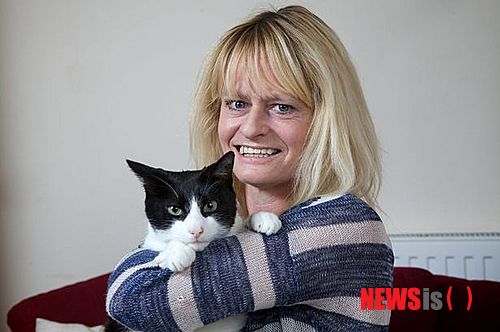 【서울=뉴시스】트레이시 웨스트우드(47)가 키우는 고양이인 '멀린'은 울음 소리가 100데시벨에 이른다. (사진출처:英 미러)
