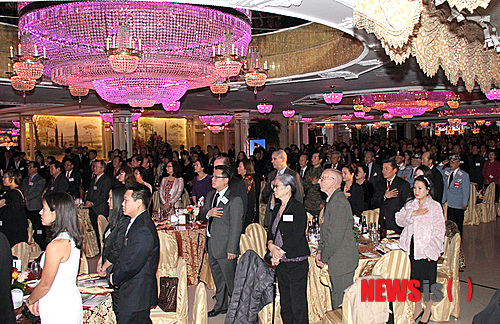 【뉴욕=뉴시스】노창현 특파원 = 뉴욕한인회(회장 한창연)가 주최한 제53주년 뉴욕한인의 밤 및 미주한인의 날 기념식이 11일 그레잇넥 소재 레너즈 연회장에서 챨스 슈머 연방 상원의원과 찰스 랭글, 그레이스 맹 연방하원의원, 존 리우 감사원장 등 거물급 지도자들이 대거 참여한 가운데 열렸다. 올해의 한인상 대상에는 뉴욕한인 최초 선출직 정치인 론 김 뉴욕주 하원의원이 수상했고 뉴욕한국학교 허병렬 이사장 등 4명이 봉사상을 수여했다. 또 뉴욕한인청과협회 윤정남 고문 등 7명이 특별공로상및 외국인특별상을 받았다. <사진=교회일보 제공> robin@newsis.com