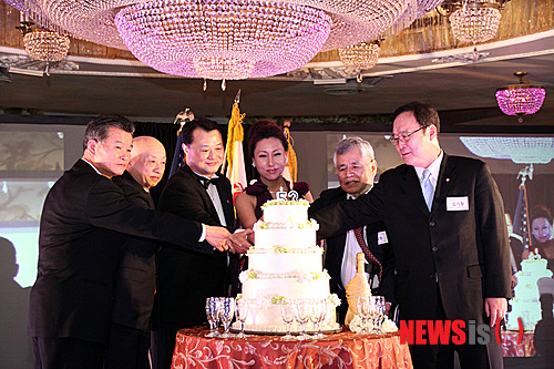 【뉴욕=뉴시스】노창현 특파원 = 뉴욕한인회가 주최한 제53주년 뉴욕한인의 밤 및 미주한인의 날 기념식이 11일 그레잇넥 소재 레너즈 연회장에서 챨스 슈머 연방 상원의원과 찰스 랭글, 그레이스 맹 연방하원의원, 존 리우 감사원장 등 거물급 지도자들이 대거 참여한 가운데 열렸다. 올해의 한인상 대상에는 뉴욕한인 최초 선출직 정치인 론 김 뉴욕주 하원의원이 수상했고 뉴욕한국학교 허병렬 이사장 등 4명이 봉사상을 수여했다. 또 뉴욕한인청과협회 윤정남 고문 등 7명이 특별공로상및 외국인특별상을 받았다. 뉴욕한인회 한창연 회장(왼쪽 세번째) 및 전직회장단이 축하케익을 커팅하고 있다. <사진=교회일보 제공> robin@newsis.com