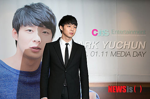 【서울=뉴시스】김정환 기자 = 한류그룹 'JYJ'의 박유천(27)이 중국에서 인기를 재확인했다. 이번에는 가수가 아니라 탤런트로서다.&nbsp; 11일 베이징의 호텔에서 열린 박유천의 미디어데이에 100명이 넘는 현지 기자들이 참석했다. 박유천이 출연한 SBS TV '옥탑방 왕세자', MBC TV '보고싶다'가 중국에서 인기를 누리면서 소속사 씨제스 엔터테인먼트가 마련한 행사다.&nbsp; CCTV를 비롯한 방송 채널과 연예정보프로그램, 보도채널, 지면매체와 시나닷컴 등 온라인매체들이 대거 참여했다.&nbsp; 박유천은 회견, 인터뷰, 그룹 인터뷰에 응했다. "이렇게 많은 기자들이 찾아줘 감사한다. 중국에서 보내준 사랑에 보답하고자 왔다. 오랜만에 찾은 베이징에서 좋은 추억을 만들어 가는 것 같고 중국 팬들의 큰 사랑을 느꼈다. 앞으로도 자주 찾아 뵙겠다"고 인사했다.&nbsp; "중국에서 스케일이 큰 영화에도 도전해 보고 싶다. 중국 작품에 대해 긍정적으로 검토하고 있다. 언젠가 기회가 된다면 꼭 참여하고 싶다"고 밝히기도 했다.&nbsp;&nbsp; 씨제스 엔터테인먼트는 "중국에서 박유천의 인기가 높아지면서 인터뷰 요청이 쇄도했다"면서 "팬미팅 투어를 통해 엔터테인먼트 매체와 인터뷰하기는 했지만 뜨거운 인기에 보답하기 위해 베이징에서 유력 매체들과 공식 만남을 갖는 것이 좋겠다는 판단으로 미디어 행사를 열었다. 중국에서는 첫 시도다. 반응이 아주 좋았다"고 전했다.&nbsp; 실제로 현지 미디어는 "박유천이 품격있는 인터뷰로 많은 기자들에게 좋은 인상을 심어줬다", "중국에 대한 진심 어린 애정과 세련된 유머로 시종일관 친근한 모습을 보여 호감도가 더욱 커지는 계기가 됐다", " 공연이나 행사가 아닌 전국 방송시청자들을 위한 정식 미디어 행사를 개최한 부분도 새로운 시도였다"며 호평했다.&nbsp; 베이징 팬들의 환영도 폭발적이었다. 10일 박유천이 입국하자 1000명이 넘는 팬들이 현장을 에워 쌌고, 기자회견장인 호텔과 이동동선에는 팬 수백명이 몰렸다.&nbsp;&nbsp; 박유천이 주연한 '옥탑방 왕세자'는 중국 주요 드라마사이트에서 다운로드 1위, 타이완 GTV에서 2011년 이후 방송된 한국드라마 중 시청률 1위를 기록했다. 중국 영상 공유사이트 유쿠에서는 조회수 1억 건을 돌파했다. '보고싶다'의 경우 서비스 시작 1개월 만에 중국 포털사이트 소후닷컴의 인터넷 방송서비스 소후티비에서 10회까지 누적 조회수가 4500만 건을 돌파했다.&nbsp; ace@newsis.com