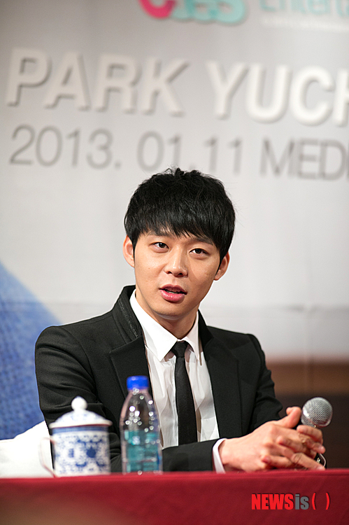 【서울=뉴시스】김정환 기자 = 한류그룹 'JYJ'의 박유천(27)이 중국에서 인기를 재확인했다. 이번에는 가수가 아니라 탤런트로서다.&nbsp; 11일 베이징의 호텔에서 열린 박유천의 미디어데이에 100명이 넘는 현지 기자들이 참석했다. 박유천이 출연한 SBS TV '옥탑방 왕세자', MBC TV '보고싶다'가 중국에서 인기를 누리면서 소속사 씨제스 엔터테인먼트가 마련한 행사다.&nbsp; CCTV를 비롯한 방송 채널과 연예정보프로그램, 보도채널, 지면매체와 시나닷컴 등 온라인매체들이 대거 참여했다.&nbsp; 박유천은 회견, 인터뷰, 그룹 인터뷰에 응했다. "이렇게 많은 기자들이 찾아줘 감사한다. 중국에서 보내준 사랑에 보답하고자 왔다. 오랜만에 찾은 베이징에서 좋은 추억을 만들어 가는 것 같고 중국 팬들의 큰 사랑을 느꼈다. 앞으로도 자주 찾아 뵙겠다"고 인사했다.&nbsp; "중국에서 스케일이 큰 영화에도 도전해 보고 싶다. 중국 작품에 대해 긍정적으로 검토하고 있다. 언젠가 기회가 된다면 꼭 참여하고 싶다"고 밝히기도 했다.&nbsp;&nbsp; 씨제스 엔터테인먼트는 "중국에서 박유천의 인기가 높아지면서 인터뷰 요청이 쇄도했다"면서 "팬미팅 투어를 통해 엔터테인먼트 매체와 인터뷰하기는 했지만 뜨거운 인기에 보답하기 위해 베이징에서 유력 매체들과 공식 만남을 갖는 것이 좋겠다는 판단으로 미디어 행사를 열었다. 중국에서는 첫 시도다. 반응이 아주 좋았다"고 전했다.&nbsp; 실제로 현지 미디어는 "박유천이 품격있는 인터뷰로 많은 기자들에게 좋은 인상을 심어줬다", "중국에 대한 진심 어린 애정과 세련된 유머로 시종일관 친근한 모습을 보여 호감도가 더욱 커지는 계기가 됐다", " 공연이나 행사가 아닌 전국 방송시청자들을 위한 정식 미디어 행사를 개최한 부분도 새로운 시도였다"며 호평했다.&nbsp; 베이징 팬들의 환영도 폭발적이었다. 10일 박유천이 입국하자 1000명이 넘는 팬들이 현장을 에워 쌌고, 기자회견장인 호텔과 이동동선에는 팬 수백명이 몰렸다.&nbsp;&nbsp; 박유천이 주연한 '옥탑방 왕세자'는 중국 주요 드라마사이트에서 다운로드 1위, 타이완 GTV에서 2011년 이후 방송된 한국드라마 중 시청률 1위를 기록했다. 중국 영상 공유사이트 유쿠에서는 조회수 1억 건을 돌파했다. '보고싶다'의 경우 서비스 시작 1개월 만에 중국 포털사이트 소후닷컴의 인터넷 방송서비스 소후티비에서 10회까지 누적 조회수가 4500만 건을 돌파했다.&nbsp; ace@newsis.com