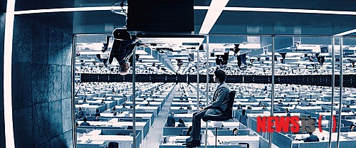 【서울=뉴시스】오제일 기자 = 할리우드 판타지 멜로 '업사이드 다운'이 12일 동영상 웹하드 '송사리'에서 가장 많이 내려받은 영화로 손꼽혔다.&nbsp; '업사이드 다운'은 위·아래가 거꾸로 상반된 채 맞닿아 있는 두 행성을 배경으로 한다. 각기 다른 중력이 존재하고, 서로의 세상에 가는 것은 금기시돼 있다.&nbsp; 영화는 하부세계의 '아담'과 상부세계의 '에덴'의 금지된 만남을 다룬다. 후안 디에고 솔라나스(47) 감독의 첫 장편 영화다. 키어스틴 던스트(31), 짐 스터게스(35) 등이 출연한다.&nbsp; 2위는 유선(37) 남보라(23)의 스릴러 '돈 크라이 마미'(감독 김용한)가 차지했다. 전날 2위였던 올랜도 블룸(36)의 할리우드 스릴러 '굿 닥터'(감독 랜스 댈리)는 3위로 내려갔다.&nbsp; 이 밖에 할리우드 하드고어 스릴러 '살인 이론'(감독 크리스 무어), 소지섭(36)의 액션 '회사원'(감독 임상윤), 곽현화(32) 하나경(27)의 에로틱 멜로 '전망 좋은 집'(감독 이수성)이 10위 내에 이름을 올렸다.&nbsp;&nbsp; kafka@newsis.com