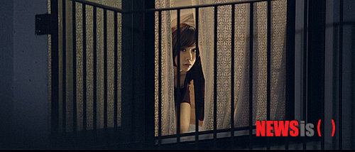 【서울=뉴시스】오제일 기자 = 할리우드 판타지 멜로 '업사이드 다운'이 12일 동영상 웹하드 '송사리'에서 가장 많이 내려받은 영화로 손꼽혔다.&nbsp; '업사이드 다운'은 위·아래가 거꾸로 상반된 채 맞닿아 있는 두 행성을 배경으로 한다. 각기 다른 중력이 존재하고, 서로의 세상에 가는 것은 금기시돼 있다.&nbsp; 영화는 하부세계의 '아담'과 상부세계의 '에덴'의 금지된 만남을 다룬다. 후안 디에고 솔라나스(47) 감독의 첫 장편 영화다. 키어스틴 던스트(31), 짐 스터게스(35) 등이 출연한다.&nbsp; 2위는 유선(37) 남보라(23)의 스릴러 '돈 크라이 마미'(감독 김용한)가 차지했다. 전날 2위였던 올랜도 블룸(36)의 할리우드 스릴러 '굿 닥터'(감독 랜스 댈리)는 3위로 내려갔다.&nbsp; 이 밖에 할리우드 하드고어 스릴러 '살인 이론'(감독 크리스 무어), 소지섭(36)의 액션 '회사원'(감독 임상윤), 곽현화(32) 하나경(27)의 에로틱 멜로 '전망좋은 집'(감독 이수성)이 10위 내에 이름을 올렸다.&nbsp;&nbsp; kafka@newsis.com