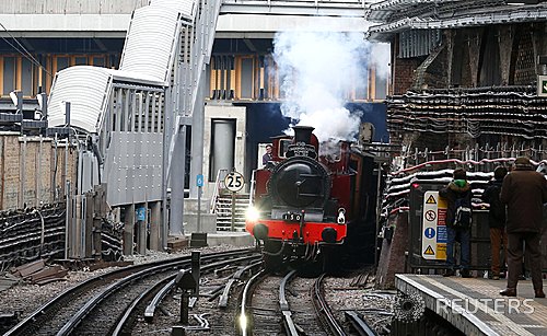 【런던=로이터/뉴시스】증기기관차가 13일(현지시간) 영국 런던의 페링던 지하철역으로 진입하고 있다. 1898년에 제작된 메트 기관차 1호를 복원한 이 증기기관차는 세계 최초로 개통된 런던 지하철의 150주년을 기념하기 위해 해머스미스 앤 시티 노선의 일부 구간을 운행했다.