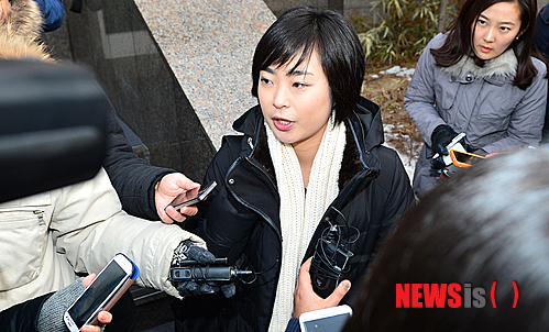 【서울=뉴시스】조종원 기자 =손수조 인수위 청년특위 위원이 15일 오전 서울 삼청동 대통령직인수위원회로 출근하며 취재진의 질문에 답변하고 있다.&nbsp; choswat@newsis.com