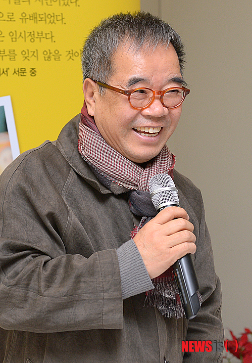 【서울=뉴시스】김인철 기자 = 15일 오전 서울 중구 정동 달개비에서 시인 김용택이 섬진강 이야기 출간 기자간담회를 갖고 인사말을 하고 있다.&nbsp; yatoya@newsis.com