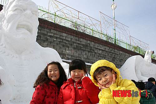【태백=뉴시스】홍춘봉 기자 = 강원 태백시 태백산눈축제를 앞두고 15일 태백역 인근에 설치한 눈조각 앞에서 어린이들이 즐거워 하고 있다.&nbsp;&nbsp;&nbsp; casinohong@newsis.com&nbsp;&nbsp;&nbsp; 