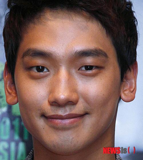 【서울=뉴시스】이재훈 기자 = 탤런트 김태희(33)와 열애 사실이 드러나는 과정에서 근태 시비에 휩싸인 가수 비(31·정지훈)가 7일 간의 징계를 마친다.&nbsp;&nbsp; 출타 중 지시를 불이행한 것과 관련, 국방부의 '근신'처분을 받은 비는 15일 오후 5시 근신을 끝내고 복귀한다.&nbsp; 비는 근신 기간 국방부 근무지원단 지원대대가 추천한 김난도 서울대 교수의 '아프니까 청춘이다'와 미국 금융가 조던 벨포트의 '월가의 늑대'를 읽고 쓴 독후감을 제출했다.&nbsp; 또 '다른 홍보지원대원(연예병사)들에게 누를 끼쳐 미안하다'는 내용을 골자로 하는 반성문도 쓴 것으로 알려졌다.&nbsp; 상병인 비는 남은 군 생활 7개월을 전방에서 보내겠다는 의사 표시도 한 것으로 전해졌다. 국방부의 승인이 필요한 사안이다.&nbsp; 앞서 비는 지난해 11월23일과 12월2일, 12월9일 공무출타로 서울 강남구 논현동의 연습실에 갔다가 김태희의 차량을 이용해 복귀한 것과 군복을 입고 모자를 쓰지 않은 것 등이 문제가 돼 지난 8일 징계위원회에 회부됐다.&nbsp; realpaper7@newsis.com 