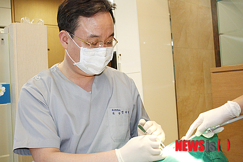 【서울=뉴시스】유희연 기자 = 성대혁치과에 따르면 임플란트 수명은 어떻게 시술하고, 관리하느냐에 따라 달라진다. 특히 사후관리 방법에 따라 사용기간이 천차만별이다.(사진=성대혁치과 제공)&nbsp; lovely_jh@newsis.com 