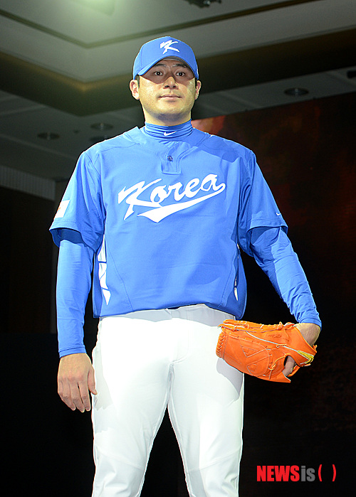 【서울=뉴시스】고범준 기자 = 15일 오후 서울 강남구 역삼동 르네상스 호텔에서 열린 '2013 WBC 야구 국가대표팀 출정식 및 유니폼 발표회'에서 서재응(KIA)이 대표팀 유니폼을 입고 포즈를 취하고 있다.&nbsp; bjko@newsis.com