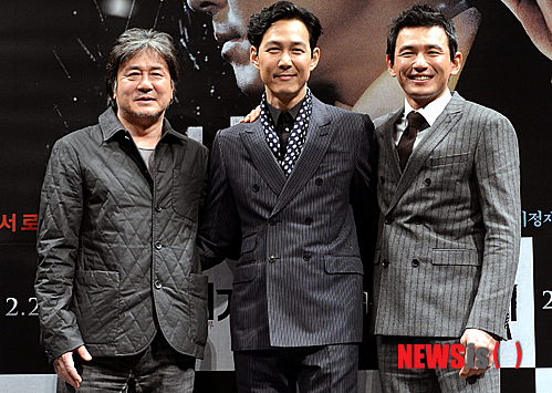 【서울=뉴시스】조성봉 기자 = 16일 오전 서울 강남구 압구정 CGV에서 열린 영화 ‘신세계’ 프로젝트 설명회에 배우 최민식, 이정재, 황정민이 포즈를 취하고 있다. ‘신세계’는 대한민국 최대 범죄조직 ‘골드문’에 잠입한 형사와 그를 둘러싼 경찰, 조직 사이의 음모, 의리, 배신에 대해 그린 작품으로 오는 2월 21일 개봉한다.&nbsp; suncho21@newsis.com 