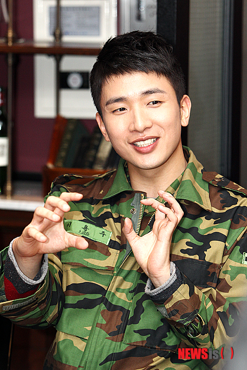 【서울=뉴시스】김정환 기자 = 군대를 갔다 온 사람, 군대에 가 있는 사람, 군대에 가야 할 사람, 군대에 누군가를 보낸 사람, 군대에 누군가를 보낼 사람들 뿐일 정도로 군대와 떼려야 뗄 수 없는 관계다.&nbsp; 한국인과 군대 간 질긴 인연 덕일까, tvN 예능프로그램 ‘롤러코스터 2’의 15분짜리 코너로 출발한 ‘푸른거탑’이 시청자 호응에 힘입어 2개 에피소드로 이뤄진 1시간물 시추에이션 코미디로 독립 편성된다.&nbsp;&nbsp; ace@newsis.com