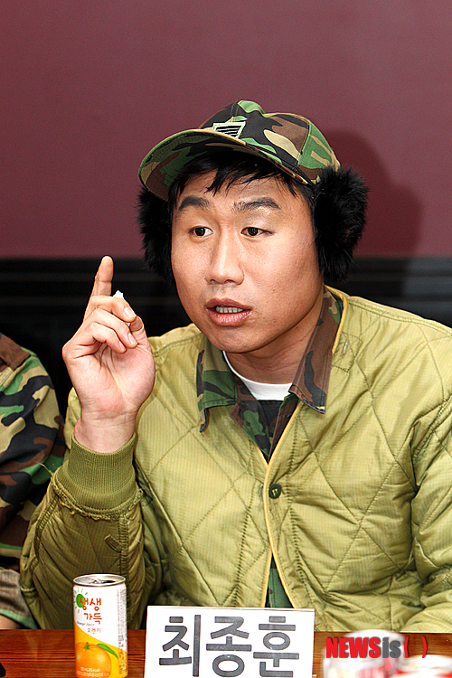 【서울=뉴시스】김정환 기자 = 군대를 갔다 온 사람, 군대에 가 있는 사람, 군대에 가야 할 사람, 군대에 누군가를 보낸 사람, 군대에 누군가를 보낼 사람들 뿐일 정도로 군대와 떼려야 뗄 수 없는 관계다.&nbsp; 한국인과 군대 간 질긴 인연 덕일까, tvN 예능프로그램 ‘롤러코스터 2’의 15분짜리 코너로 출발한 ‘푸른거탑’이 시청자 호응에 힘입어 2개 에피소드로 이뤄진 1시간물 시추에이션 코미디로 독립 편성된다.&nbsp;&nbsp; ace@newsis.com