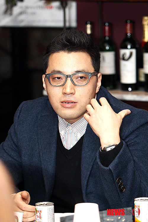 【서울=뉴시스】김정환 기자 = 군대를 갔다 온 사람, 군대에 가 있는 사람, 군대에 가야 할 사람, 군대에 누군가를 보낸 사람, 군대에 누군가를 보낼 사람들 뿐일 정도로 군대와 떼려야 뗄 수 없는 관계다.&nbsp; 한국인과 군대 간 질긴 인연 덕일까, tvN 예능프로그램 ‘롤러코스터 2’의 15분짜리 코너로 출발한 ‘푸른거탑’이 시청자 호응에 힘입어 2개 에피소드로 이뤄진 1시간물 시추에이션 코미디로 독립 편성된다.&nbsp;&nbsp; ace@newsis.com