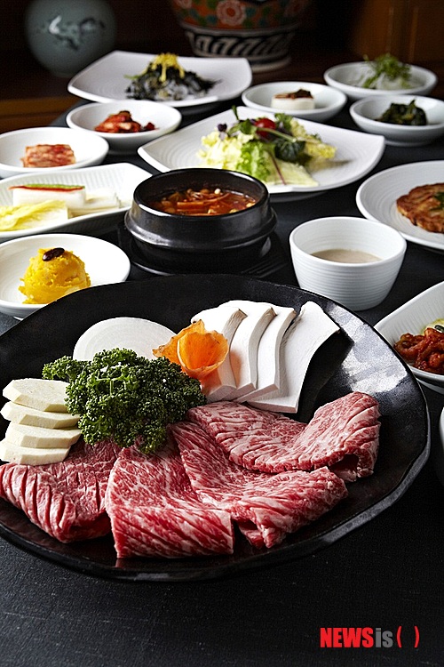 【서울=뉴시스】김정환의 ‘맛있는 집’&nbsp; 널찍한 홀의 테이블에 앉아 숯불에 올려놓은 불판 위에서 갈비가 어서 빨리 맛깔스럽게 구워지기만을 학수고대하던 기억이 엊그제 같다. 그런데 언제부터인가 서울에서 ‘가든형 숯불갈빗집’을 찾기가 어려워졌다. 신사동 ‘삼원가든’, 서울 광장동 쉐라톤워커힐 호텔의 ‘명월관’, 발산동 메이필드 호텔의 ‘낙원’ 정도다.&nbsp;&nbsp; 문화부 차장 ace@newsis.com 