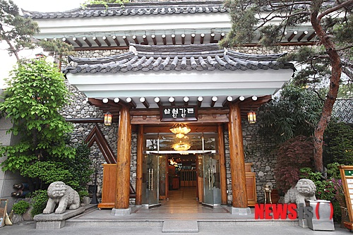 【서울=뉴시스】김정환의 ‘맛있는 집’&nbsp; 널찍한 홀의 테이블에 앉아 숯불에 올려놓은 불판 위에서 갈비가 어서 빨리 맛깔스럽게 구워지기만을 학수고대하던 기억이 엊그제 같다. 그런데 언제부터인가 서울에서 ‘가든형 숯불갈빗집’을 찾기가 어려워졌다. 신사동 ‘삼원가든’, 서울 광장동 쉐라톤워커힐 호텔의 ‘명월관’, 발산동 메이필드 호텔의 ‘낙원’ 정도다.&nbsp;&nbsp; 문화부 차장 ace@newsis.com 