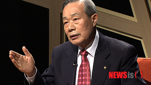 【서울=뉴시스】유상우 기자 = KTV ‘대한늬우스의 그때 그 사람’이 18일 오후 3시 ‘1·21 사태’의 김신조(71) 목사를 초대한다.&nbsp; 김 목사는 1968년 1월21일 서울에 침투한 과정과 근황을 전한다. 당시 북의 특수부대원 31명이 서울로 침투, 교전 과정에서 수많은 시민이 희생됐다. 이들 무장공비 가운데 2명을 제외한 나머지는 사살됐다. 생존자 2명 중 한 명은 북으로 도주했고, 김 목사만 남게 됐다.&nbsp; 김 목사는 특수부대였던 124부대의 자격 조건과 청와대 습격을 위해 어떤 훈련을 받았는지, 박정희 대통령을 습격대상 1호로 정한 이유를 들려준다. 편지로 결혼까지 하게 된 영화 같은 러브 스토리도 전한다.&nbsp; 또 이들을 처음으로 신고한 나무꾼 4형제의 당시 상황 설명을 육성으로 들어본다. 향토 예비군 창설과 군사 교련 과목 필수 지정 등의 안보 관련 정책 뉴스도 소개한다. 아울러 주민등록증 발급과 군 복무기간 36개월 연장, 유격 훈련 강화 등 1·21 사태 이후 강화된 국가안보도 보여준다.&nbsp; 김 목사는 민주평화통일자문회의 자문위원으로도 활동하고 있다.&nbsp; swryu@newsis.com 