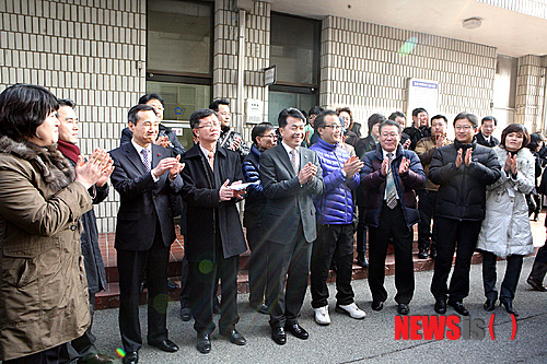 【울산=뉴시스】고은희 기자 = 17일 오후 울산지법에서 열린 공판에서 벌금형을 받아 구청장 직무를 유지할 수 있게 된 윤종오 울산 북구청장이 지지자들과 박수를 치고 있다. 윤 구청장은 이날 1000만원 벌금형을 선고 받았다. gogo@newsis.com