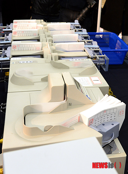 【서울=뉴시스】전진환 기자 = 17일 오후 중앙선관위 주최 개표 공개시연회가 열린 서울 영등포구 여의도 국회에서 개표사무원들이 투표지분류기로 용지를 분류하고 있다.&nbsp; amin2@newsis.com 