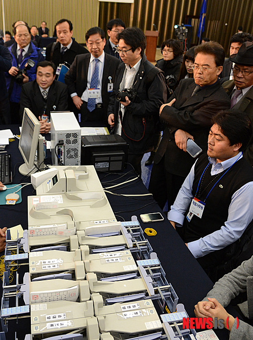 【서울=뉴시스】전진환 기자 = 17일 오후 중앙선관위 주최 개표 공개시연회가 열린 서울 영등포구 여의도 국회 베드민턴장에서 시민들이 개표시연을 관람하고 있다.&nbsp; amin2@newsis.com 