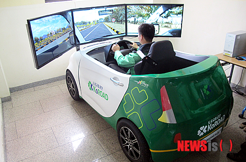 【나주=뉴시스】맹대환 기자 = 전남운전면허시험장은 운전면허시험 응시자들을 위해 시뮬레이터 1대를 설치해 운영중이다고 17일 밝혔다.(사진=전남운전면허시험장 제공)&nbsp; mdhnews@newsis.com