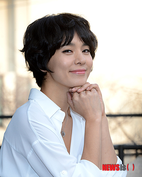 【서울=뉴시스】고범준 기자 = 영화 박수건달(감독 조진규)에서 여의사로 출연한 배우 정혜영이 17일 오후 서울 종로구 한 카페에서 인터뷰를 갖고 포즈를 취하고 있다.&nbsp;&nbsp; bjko@newsis.com