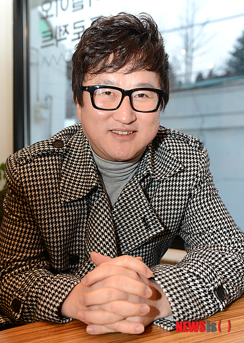 【서울=뉴시스】고범준 기자 = 영화 '7번방의 선물' 이환경 감독이 17일 오후 서울 종로구 한 카페에서 인터뷰 전 포즈를 취하고 있다.&nbsp; bjko@newsis.com