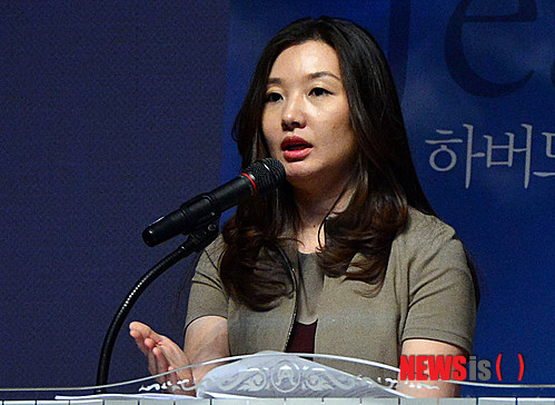 【서울=뉴시스】박문호 기자 = 석지영(40·Jeannie Suk) 하버드 법대 교수가 18일 오후 서울 한 대학교 강당에서 열린 자전적 에세이 '내가 보고 싶었던 세계' 출판 기념 내한강연 무대에서 아시아 여성 최초로 하버드 법대 종신교수가 되기까지의 진솔한 이야기를 하고 있다.&nbsp; go2@newsis.com