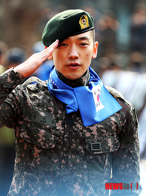 【서울=뉴시스】군 복무중인 정지훈 상병(가수, 예명 비)이 군인복무규율 위반으로 근신 처분을 받은 지 나흘 만인 19일 오후 '1·21사태' 45주년을 기념해 서울 종로구 일원에서 열린 '1회 서울시민과 함께하는 나라사랑 걷기대회'에 참석해 경례를 하고 있다.&nbsp; photo@newsis.com