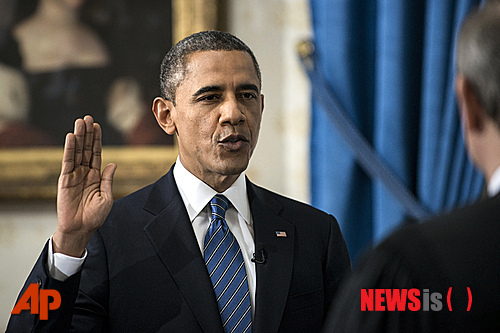 【워싱턴=AP/뉴시스】버락 오바마 미 대통령이 20일 백악관 블루룸에서 취임 선서를 하고 있다. 오바마 대통령은 부인 미셸 여사, 딸 말리아, 사샤 등이 참석한 가운데 존 로버츠 연방 대법원장의 주재로 두 번째 취임 선서를 했다.