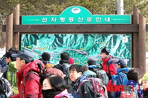 【평창=뉴시스】김경목 기자 = 등산객들이 지난 20일 강원 평창군 선자령 산행에 나서고 있다.&nbsp; photo31@newsis.com