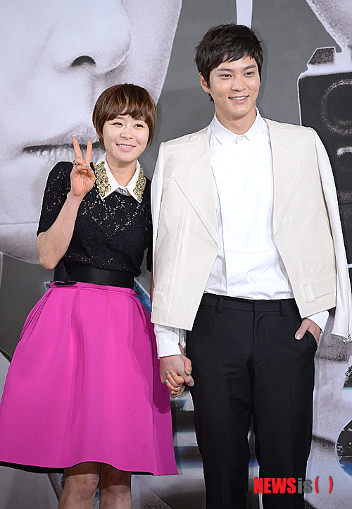 【서울=뉴시스】김인철 기자 = 배우 최강희와 주원이 21일 오후 서울 여의도 63시티 주니퍼룸에서 열린 MBC 수목미니시리즈 7급 공무원 제작발표회에서 포토타임을 갖고 있다. 드라마 7급 공무원은 상대를 속이는데 전문가가 된 두 젊은 남녀가 벌이는 로맨틱 활극으로 오는 23일 밤 9시 55분에 첫방송 된다.&nbsp; yatoya@newsis.com