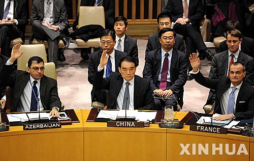 【뉴욕=신화/뉴시스】22일 미국 뉴욕의 유엔본부에서 리바오둥(李保東·가운데) 중국 유엔주재 대사가 유엔 안전보장이사회의 북한 핵 및 장거리로켓(미사일) 발사 관련 제재 확대 결의안 채택에 찬성표를 던지고 있다. 이날 중국을 포함한 유엔 안보리 15개 이사국이 참석한 가운데 전체 회의를 열어 만장일치로 대북 제재 결의안을 통과시켰다. 