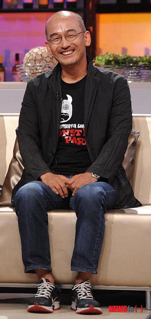 【서울=뉴시스】박영주 기자 = 2011년 ‘평양성’ 흥행실패로 상업영화 은퇴를 선언한 이준익(54) 감독이 배우 설경구(45)의 손을 잡고 영화 ‘소원’으로 복귀한다.&nbsp; 투자배급사 롯데엔터테인먼트는 “이 감독이 ‘평양성’ 이후 상업영화 연출을 고사했으나 영화계의 숱한 러브콜과 복귀를 원하는 관객들의 바람에 힘입어 다시 메가폰을 잡게 됐다”고 밝혔다&nbsp; ‘소원’은 평생 지울 수 없는 상처를 받은 소녀인 소원네 가족이 분노와 증오 속에서 절망의 아픔을 딛고 일어나는 과정을 그리는 드라마다.&nbsp; 이 감독은 “가장 가슴 아픈 소재로 가장 행복한 이야기를 만들고 싶었다. 불행과 절망의 끝에서 희망이 시작되는 휴먼 드라마를 선보일 것”이라고 밝혔다.&nbsp; 설경구가 소원의 아빠 ‘동훈’을 맡아 이 감독과 처음 호흡을 맞춘다. 뜻하지 않은 불행을 맞게 된 어린 딸앞에 선 부모의 보편적인 감정을 전한다.&nbsp; ‘소원’은 시나리오 작업과 주요배역 캐스팅을 동시에 진행 중이다. 프레 프로덕션이 마무리되는대로 상반기 중 크랭크 인한다. 하반기 개봉을 예정하고 있다.&nbsp; gogogirl@newsis.com