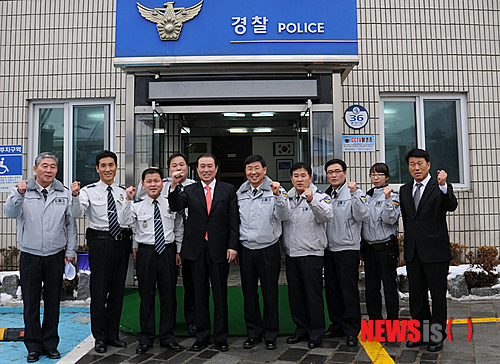 【정선=뉴시스】홍춘봉 기자 = 신용선 강원지방경찰청장은 23일 오후 정선경찰서 동부지구대를 방문해 치안상태를 점검하고 근무중인 직원들을 격려했다. 신 청장이 정승일 서장 동부지구대 직원들과 함께 화이팅을 외치고 있다.(사진=정선경찰서 제공)&nbsp;&nbsp; casinohong@newsis.com 